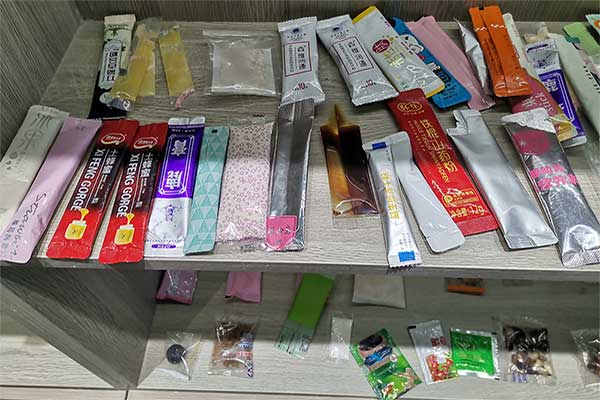 全自动小型一级大香蕉黄片能够满足颗粒、条块、片状、球状、粉料、液体、膏体产品的自动定量包装