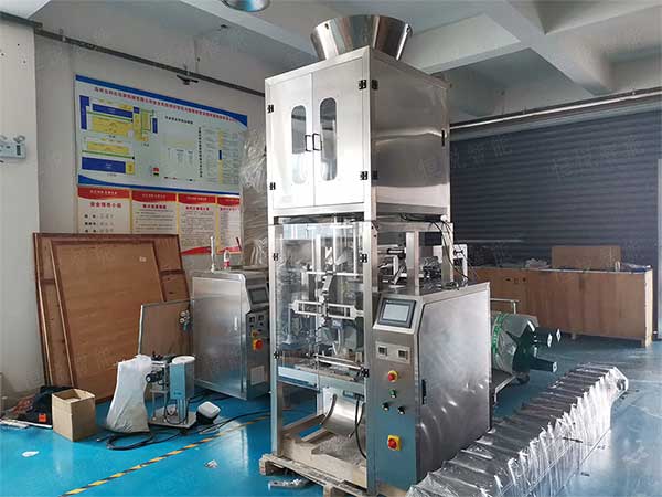 全套粉体自动一级大香蕉黄片流水线由螺杆计量机、真空上料机、成品输送机组成